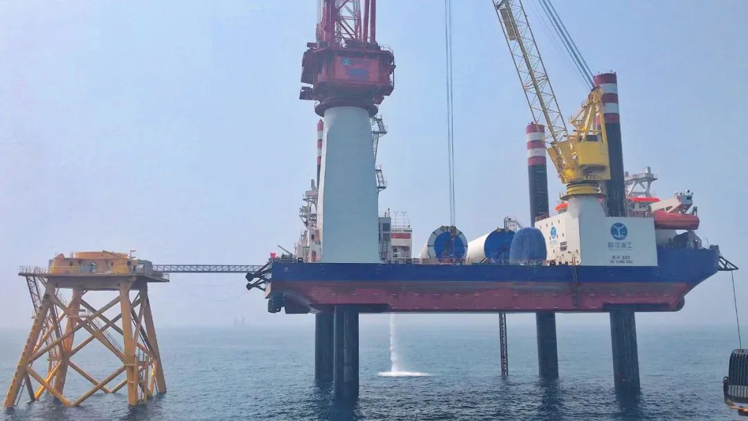 公司承建的阳江青洲项目首套塔筒成功吊装